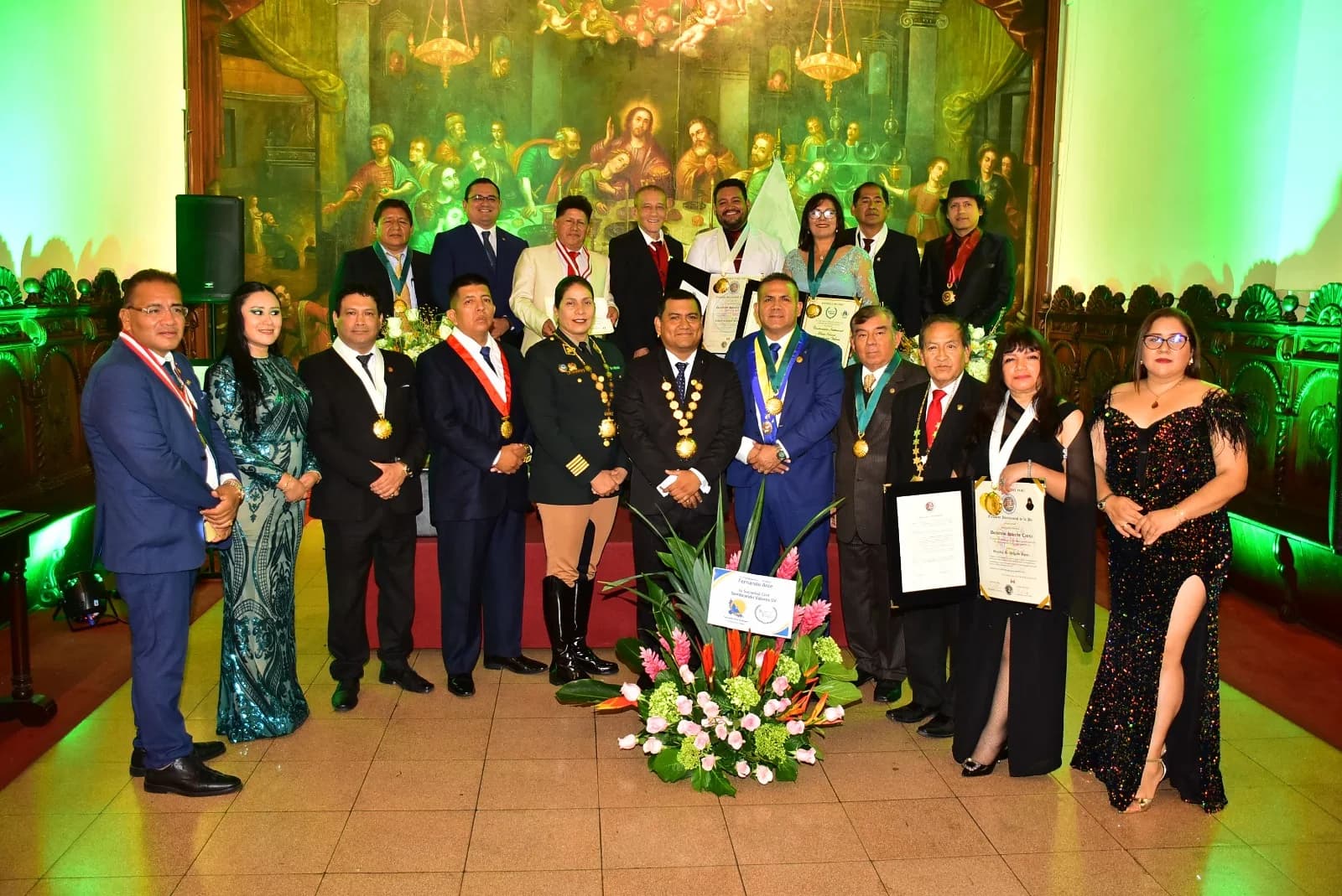 Fotografía grupal de una ceremonia institucional de reconocimiento.